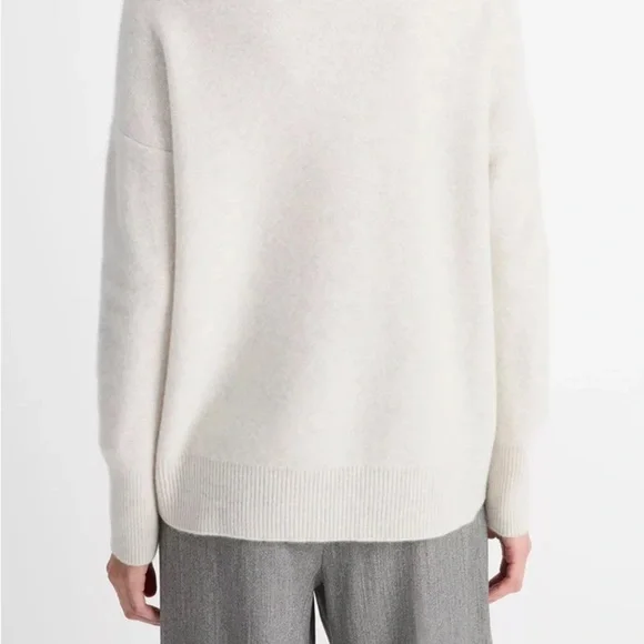 Vince light gray funnel neck plush cashmere sweater - Medium - Picture 5 of 8